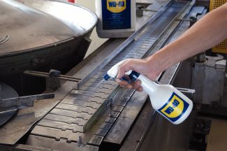 Dégrippant WD-40 sur chaines de convoyages